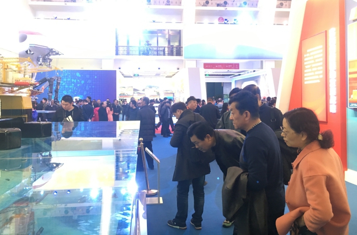 学员在参观展览 学员在参观展览